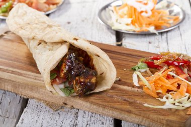 Türkçe ve Arapça geleneksel ramazan ızgara tavuk kebap rulo sarma 