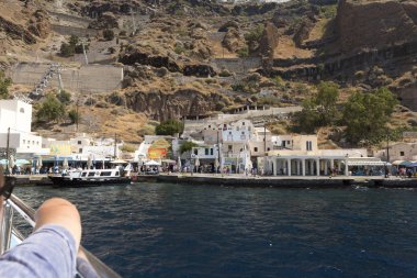 Fira bir caldera cliff üst kısmında yer alan ana şehir Santorini Adası var. Bu küçük otelin çarpıcı manzarası, Müzesi, teleferik, birkaç bar ve kulüpleri dışında olmasına rağmen merkezi konumu iyi yapar