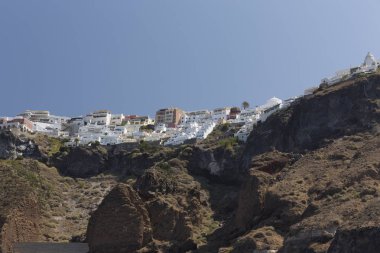 Fira bir caldera cliff üst kısmında yer alan ana şehir Santorini Adası var. Bu küçük otelin çarpıcı manzarası, Müzesi, teleferik, birkaç bar ve kulüpleri dışında olmasına rağmen merkezi konumu iyi yapar