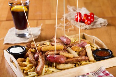 Tabloda kızarmış taze bira tabak patates kızartması, tavuk Nuggets, peynir parmak, soğan halkaları, sosis, acı sos ile deef