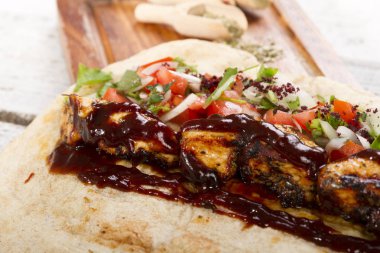 Türkçe ve Arapça geleneksel ramazan ızgara tavuk kebap rulo sarma için hazır Barbekü soslu