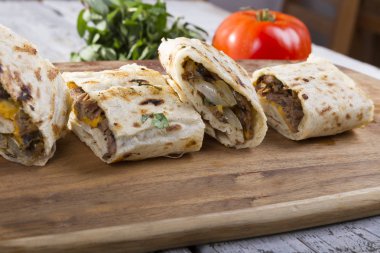 Türkçe ve Arapça geleneksel ramazan sığır eti kebabı rulo sarma dilimlenmiş