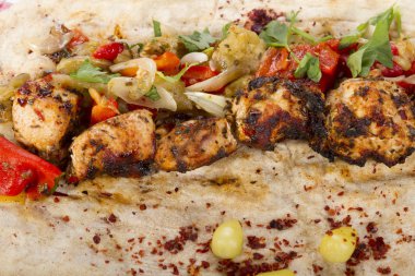 Türkçe ve Arapça geleneksel ramazan ızgara tavuk kebap rulo sarma için hazır