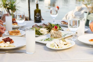 İnsanlar farklı deniz ürünleri yemek yeme ve içme açık café'de 