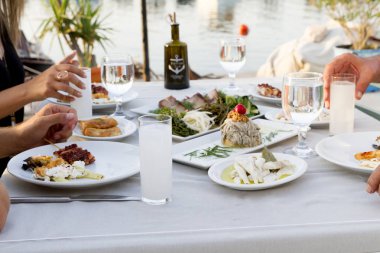 İnsanlar farklı deniz ürünleri yemek yeme ve içme açık café'de 
