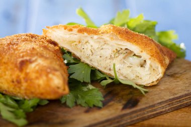 Lezzetli doldurulmuş altın kızarmış Türk borekas