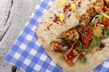 Türkçe ve Arapça geleneksel ramazan ızgara tavuk kebap rulo sarma için hazır