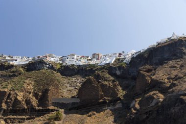 Fira bir caldera cliff üst kısmında yer alan ana şehir Santorini Adası var. Bu küçük otelin çarpıcı manzarası, Müzesi, teleferik, birkaç bar ve kulüpleri dışında olmasına rağmen merkezi konumu iyi yapar
