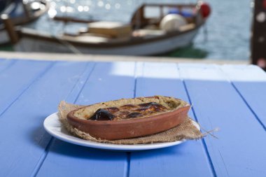 Türkçe ve Arapça tatlı pişmiş helva rustik ahşap zemin üzerinde. Yumuşak ve kremalı puding gibi tatlı bir tatlı görev yaptı, hayatının en iyi humus yapmak gibi bir şey. Kopya alanı.