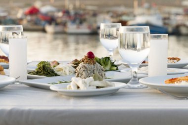 Tablo ayarı farklı deniz ürünleri yemek açık kafe 