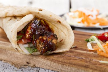 Türkçe ve Arapça geleneksel ramazan ızgara tavuk kebap rulo sarma 