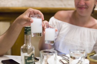 restoranda Türk geleneksel rakı içki içme arkadaş