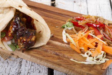 Türkçe ve Arapça geleneksel ramazan ızgara tavuk kebap rulo sarma 