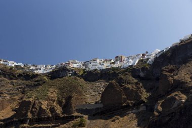 Fira bir caldera cliff üst kısmında yer alan ana şehir Santorini Adası var. Bu küçük otelin çarpıcı manzarası, Müzesi, teleferik, birkaç bar ve kulüpleri dışında olmasına rağmen merkezi konumu iyi yapar