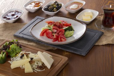 Lezzetli geleneksel diyet Türk kahvaltı üzerinde büyük bir ahşap masa. 