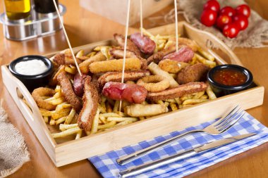 Tabloda kızarmış taze bira tabak patates kızartması, tavuk Nuggets, peynir parmak, soğan halkaları, sosis, acı sos ile deef