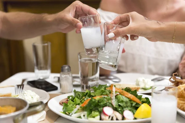 Üç arkadaş restoranda Türk geleneksel rakı içki içme