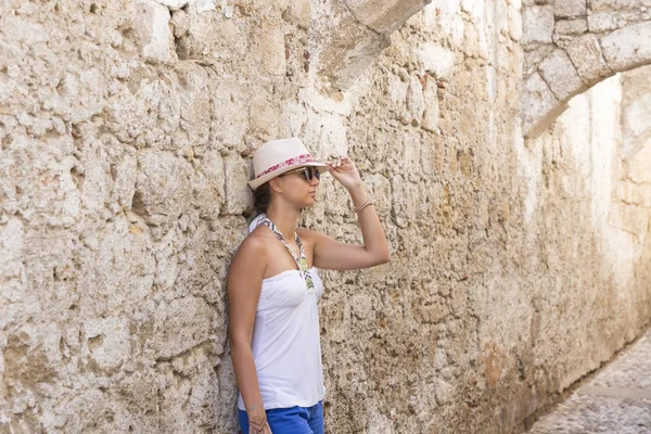 Young Beautiful Blond Women White Hat Blue Shorts Brown Sandals — Stock Photo, Image