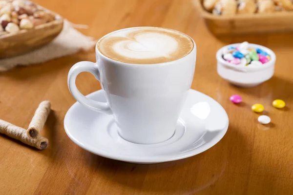 Café Latte Com Uma Forma Coração Para Dia Dos Namorados — Fotografia de Stock