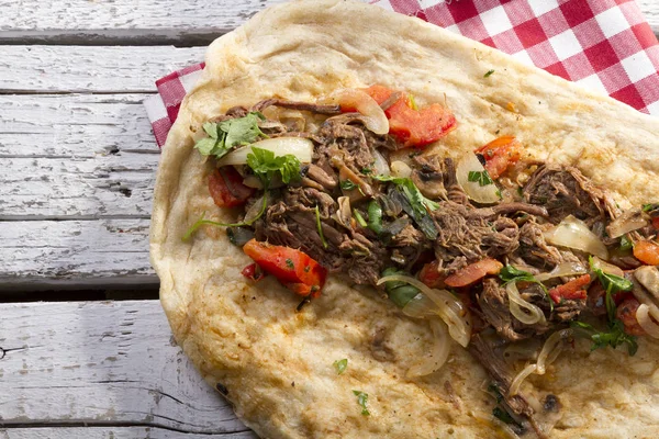 Türkçe ve Arapça geleneksel Delicious ramazan kuzu sığır eti kebabı soğan, domates, maydanoz ve rustik beyaz ahşap zemin üzerinde özel sosu ile flatbreadserving üzerinde.