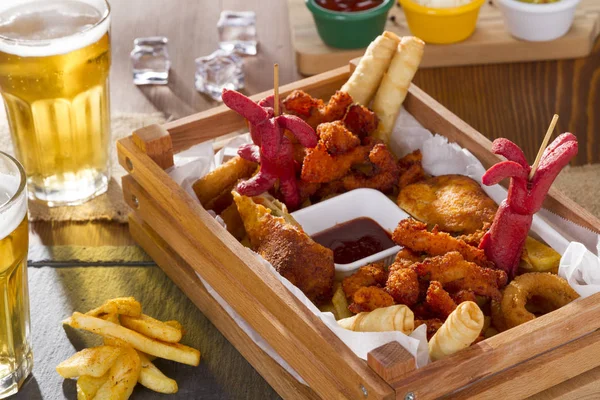 Soğuk köpüklü altın soğutulmuş cam, taslak bira hizmet lezzetli atıştırmalıklar ile