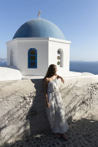 Ung Kvinna Vit Klänning Poserar Templet Cupola Bakgrund — Stockfoto