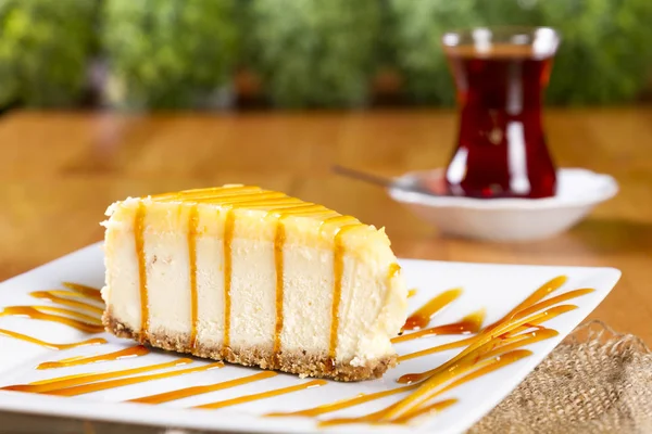 Skiva Citron Cheesecake Vit Platta Trä Bakgrund Med Heta Turkiskt — Stockfoto