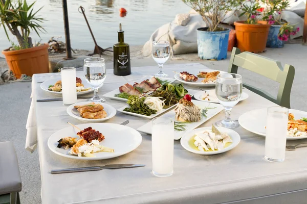 Tischdekoration Mit Verschiedenen Meeresfrüchten Outdoor Café — Stockfoto