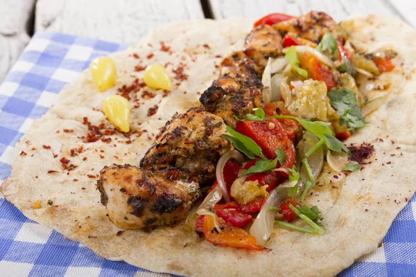 Türkçe ve Arapça geleneksel ramazan ızgara tavuk kebap rulo sarma için hazır