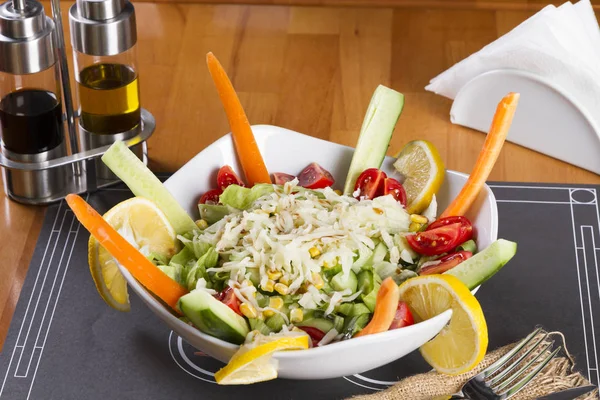 Ingredientes Ensalada Pollo Parrilla Tradicional Turca Griega Con Lechuga Aceite — Foto de Stock