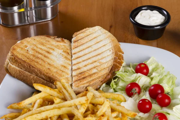 Lezzetli ekmek sandviçler tost ve altın kızarmış patates kızartması