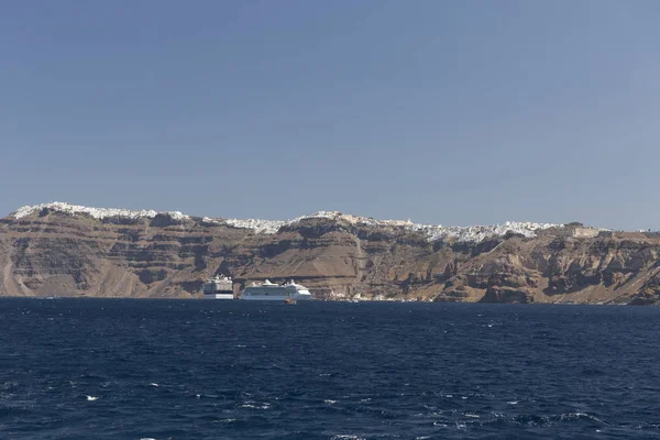 Fira bir caldera cliff üst kısmında yer alan ana şehir Santorini Adası var. Bu küçük otelin çarpıcı manzarası, Müzesi, teleferik, birkaç bar ve kulüpleri dışında olmasına rağmen merkezi konumu iyi yapar