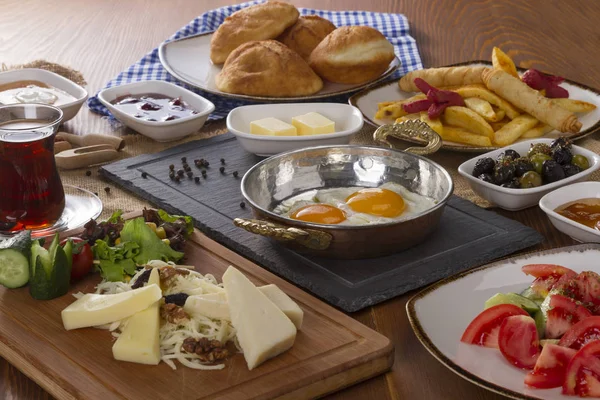 Ahşap masa üzerinde zengin Delicious Türkçe ve Arapça geleneksel kahvaltı hizmet