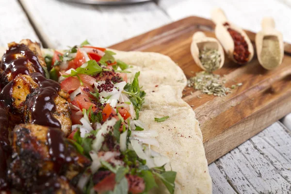 Türkçe ve Arapça geleneksel ramazan ızgara tavuk kebap rulo sarma 