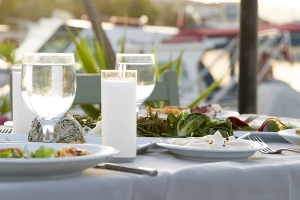 Establecimiento Mesa Con Diferentes Comidas Mariscos Café Aire Libre — Foto de Stock