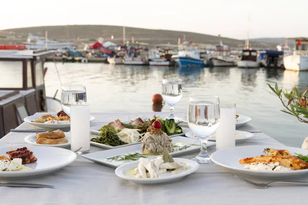 Tischdekoration Mit Verschiedenen Meeresfrüchten Outdoor Café — Stockfoto