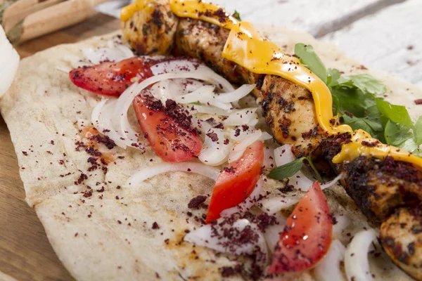 Türkçe ve Arapça geleneksel ramazan tavuk peynir erime ile Kebap 