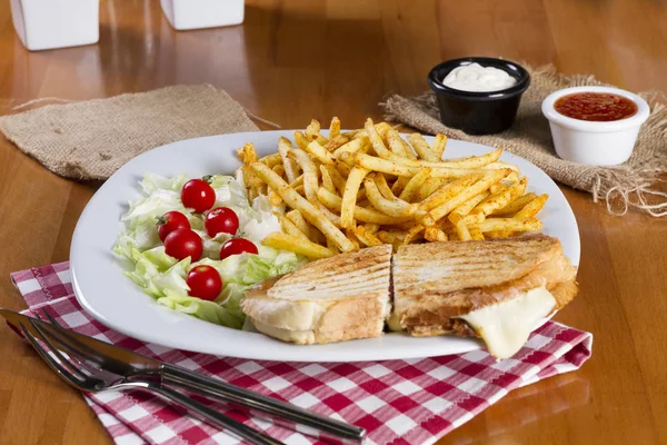Lezzetli ekmek sandviçler tost ve altın kızarmış patates kızartması