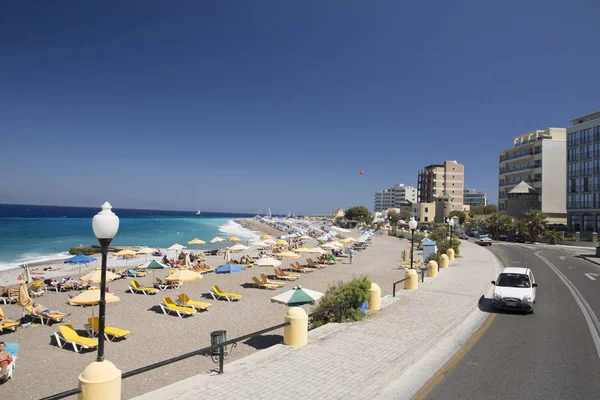 Rhodes, Yunanistan - 26 Ağustos 2017: Akti Miaouli plaj kısa yürüme mesafesinde Rodos'un şehir yer alır ve gri çakıl ve kum oluşur. Bu değil bir özellikle geniş bir plaj kum şerit.