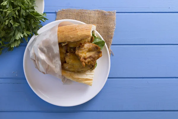 lezzetli kızarmış balık sandviç üzerinde üstten görünüm mavi ahşap tablo 