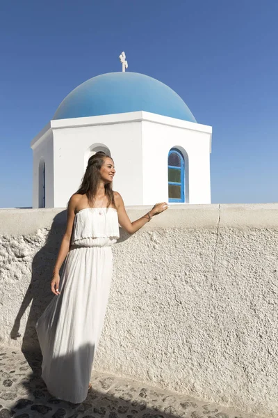 Tapınak Kubbe Arka Plan Üzerinde Poz Beyaz Elbiseli Genç Kadın — Stok fotoğraf