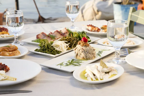 Tablo ayarı farklı deniz ürünleri yemek açık kafe 