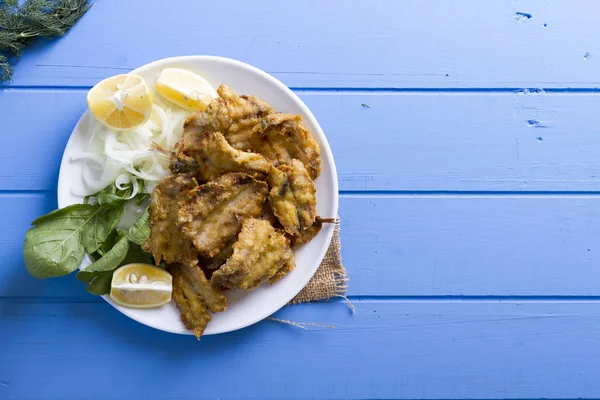 Pescado Frito Con Verduras Limón Sobre Mesa Madera Azul Mariscos —  Fotos de Stock