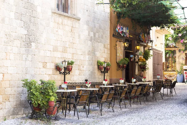 Rhodes, Yunanistan - 26 Ağustos 2017: turist Grand Master Şövalyeleri oldu hangi mimarisi inşa Knights döneminin şehrin altındaki XVI yüzyılda sokak yürüyüş. Kastello Ortaçağ kalesidir. 