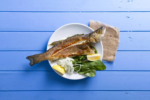 Bovenaanzicht Van Gegrilde Zeebaars Vissen Met Greens Citroen Blauwe Houten — Stockfoto