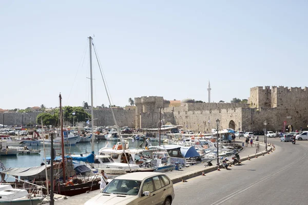 Rhodes, Yunanistan - 26 Ağustos 2017: Rhodes, en büyük ve en popüler ada oniki olduğunu. Güneş, yılda 300 gün ada çoğunlukla romantik Old Town için ünlüdür ve plaj tatil.
