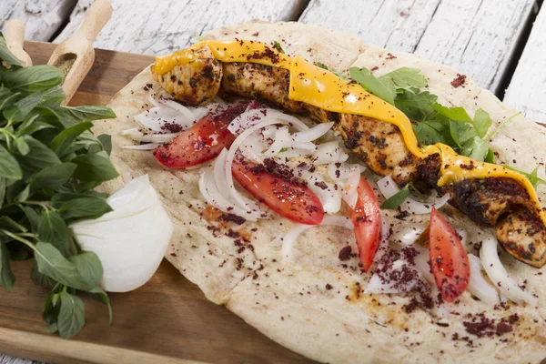 Türkçe ve Arapça geleneksel ramazan tavuk peynir erime ile Kebap 