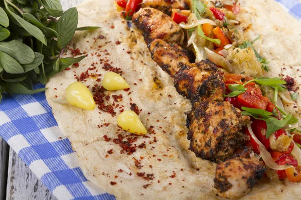 Türkçe ve Arapça geleneksel ramazan ızgara tavuk kebap rulo sarma için hazır