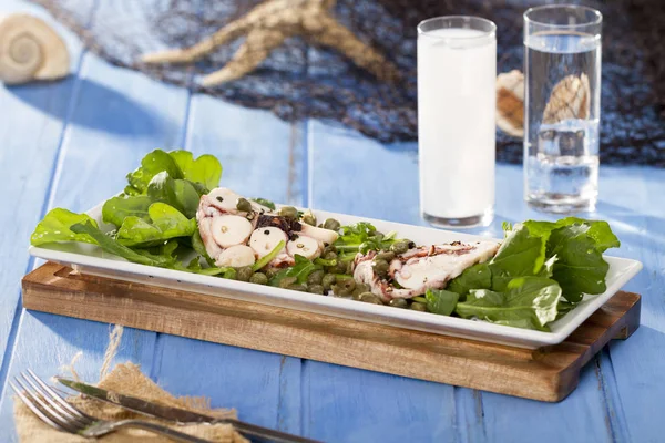 Lezzetli deniz ürünleri ahtapot roka ile beyaz plaka