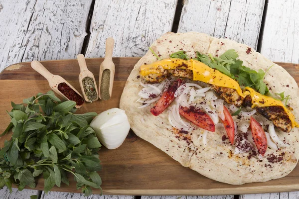 Türkçe ve Arapça geleneksel ramazan tavuk peynir erime ile Kebap 